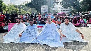 জবি শিক্ষার্থীদের ফের জিপিও মোড় অবরোধ, ভোগান্তিতে মানুষ