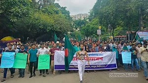 কোটা বাতিলের দাবিতে জগন্নাথ শিক্ষার্থীদের সড়ক অবরোধ