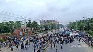 কোটার রায় বহাল: জাবি শিক্ষার্থীদের ৩০ মিনিট ঢাকা-আরিচা মহাসড়ক অবরোধ
