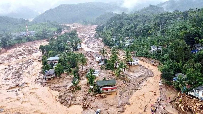 কেরালায় ভূমিধসে নিহত ৮৯, আটকা বহু মানুষ