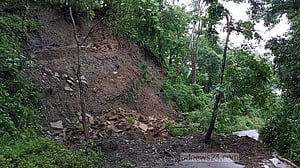খাগড়াছড়িতে পাহাড় ধসে সড়ক যোগাযোগ বিঘ্নিত