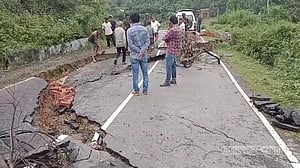 ভারি বর্ষণে খাগড়াছড়িতে সড়ক দেবে যান চলাচল বন্ধ