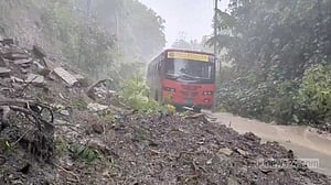 আলুটিলায় সড়কে পাহাড় ধস: ৫ ঘণ্টা পর যান চলাচল স্বাভাবিক