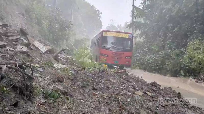 আলুটিলায় সড়কে পাহাড় ধস: ৫ ঘণ্টা পর যান চলাচল স্বাভাবিক