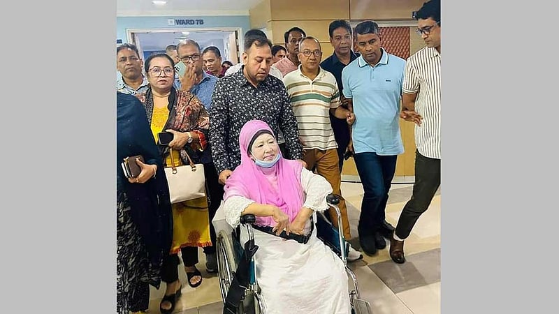দশ দিন পর বাসায় ফিরলেন খালেদা জিয়া