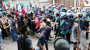 খুলনায় বিক্ষোভকারীদের সঙ্গে পুলিশের সংঘর্ষ