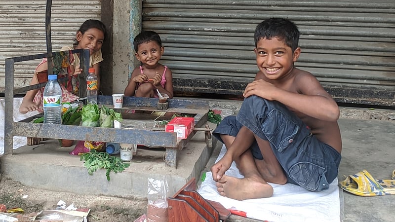 প্রভাব পড়েনি ওদের হাসিতে