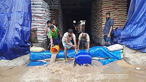 ঢাকায় তুমুল বৃষ্টিতে কৃষি মার্কেটে পানি, ডুবেছে চাল-ডাল-চিনি