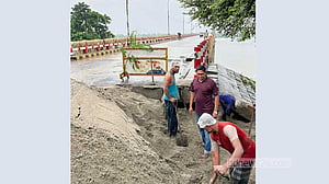 কুড়িগ্রামে বন্যায় ধসে গেছে ধরলা সেতুর সংযোগ সড়ক