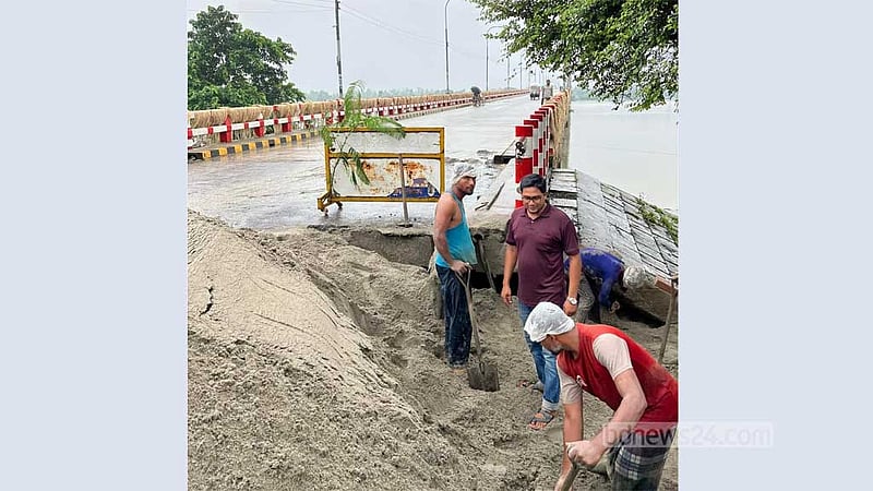 কুড়িগ্রামে বন্যায় ধসে গেছে ধরলা সেতুর সংযোগ সড়ক
