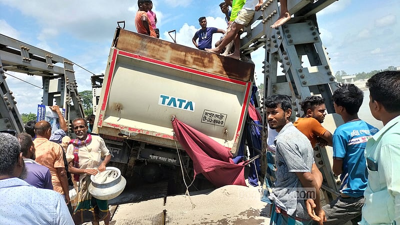 কুড়িগ্রামে দেড়শ বছরের সেতুর পাটাতন ভেঙে ভারী যান চলাচল বন্ধ