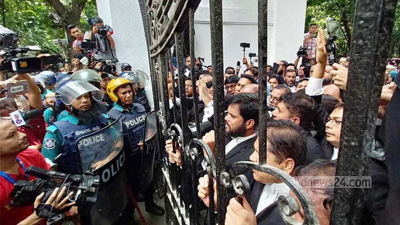 ফটকে পুলিশের বাধা, মিছিল নিয়ে বের হতে পারেননি সুপ্রিম কোর্টের আইনজীবীরা