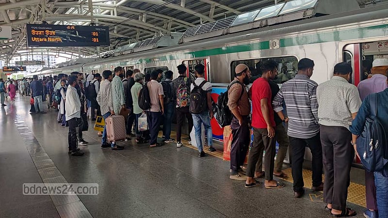 যাত্রীর চাপ সামলাতে মেট্রোরেলে আসছে কিউআর কোড