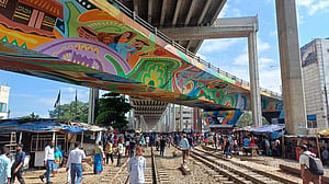 মহাখালীতে অবরোধ, সারাদেশের সঙ্গে রেল যোগাযোগ বন্ধ