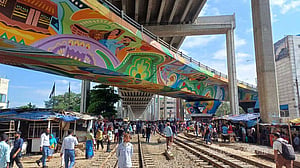রেলপথ অবরোধ, দূরযাত্রার ট্রেনযাত্রীদের দুর্ভোগ