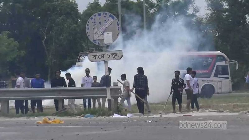 কোটা: মুন্সীগঞ্জে শিক্ষার্থীদের ওপর হামলা, পদ্মা সেতুর মাওয়া প্রান্ত রণক্ষেত্র