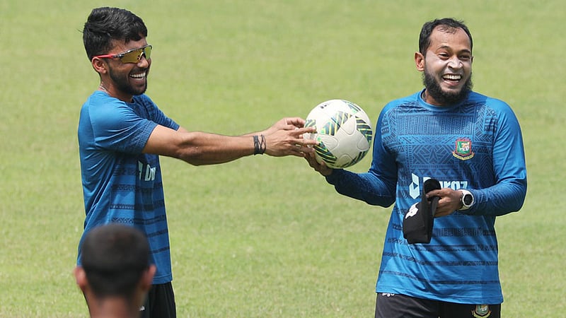 পাকিস্তান সফরে ‘এ’ দলের প্রথম ম্যাচে মুশফিক-মুমিনুল