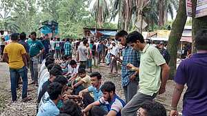 ট্রেন আটকে কোটাবিরোধী আন্দোলন বাকৃবি শিক্ষার্থীদের