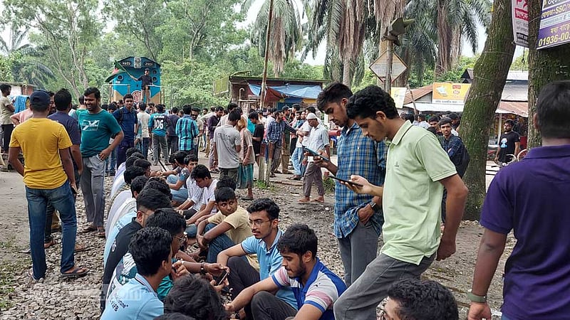 ট্রেন আটকে কোটাবিরোধী আন্দোলন বাকৃবি শিক্ষার্থীদের
