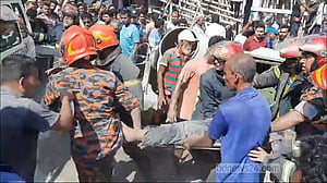 নওগাঁ সার্কিট হাউজের গেইট ধসে ৪ শ্রমিক আহত: তদন্তে কমিটি