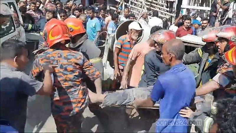 নওগাঁ সার্কিট হাউজের গেইট ধসে ৪ শ্রমিক আহত: তদন্তে কমিটি
