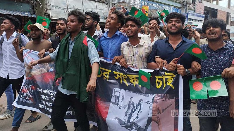 কোটা সংস্কার: ঢাকা-চট্টগ্রাম মহাসড়কে শিক্ষার্থীরা, ছাত্রলীগের ধাওয়া
