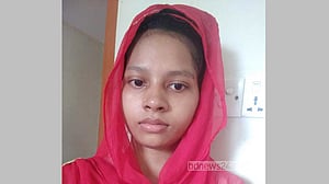 বারান্দায় এসে দাঁড়িয়েছিলেন সুমাইয়া, গুলিতে লুটিয়ে পড়েন মেঝেতে