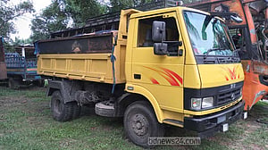 ট্রাকের উপরে বালু, নিচে ভারতীয় চিনির বস্তা