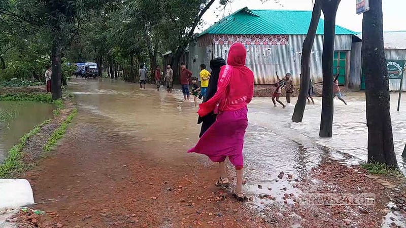 নেত্রকোণায় বন্যার পানি নামলেও কমেনি দুর্ভোগ