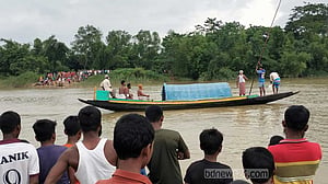 নেত্রকোণায় সোমেশ্বরীতে নৌকা ডুবে মাদ্রাসা ছাত্রী নিখোঁজ