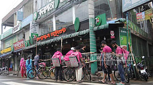 বন্ধ ইন্টারনেট: বড় ক্ষতির মুখে অনলাইনভিত্তিক ছোট উদ্যোক্তারা, বিপাকে সরবরাহকর্মীরাও
