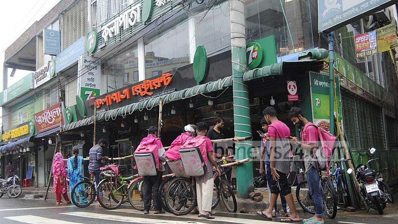 বন্ধ ইন্টারনেট: বড় ক্ষতির মুখে অনলাইনভিত্তিক ছোট উদ্যোক্তারা, বিপাকে সরবরাহকর্মীরাও