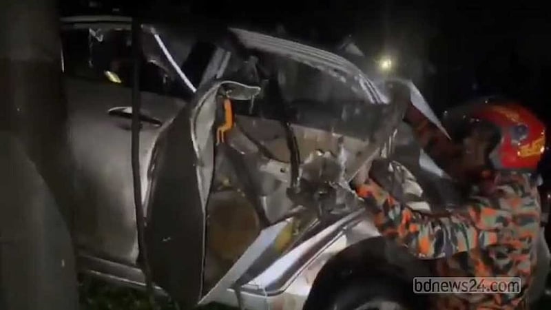 পাবনায় প্রাইভেটকার নিয়ন্ত্রণ হারিয়ে পাঁচ বন্ধুর মৃত্যু