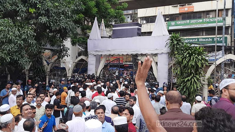 বায়তুল মোকাররমে বিএনপির মিছিলের চেষ্টা, পুলিশের লাঠিপেটা-কাঁদুনে গ্যাস