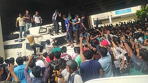 কোটা আন্দোলন: কাজে বাধা ও গাড়ি ভাঙচুরের মামলায় প্রতিবেদন ২১ অগাস্ট