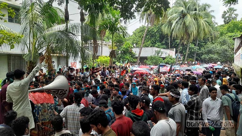 কোটা সংস্কার: বঙ্গভবন অভিমুখে গণপদযাত্রায় আন্দোলনকারীরা