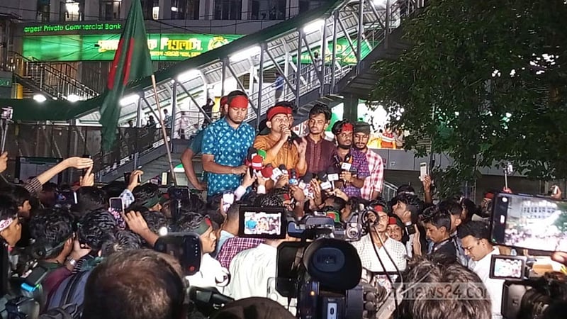 ফের অবরোধের ঘোষণা দিয়ে রাস্তা ছাড়লেন কোটাবিরোধীরা