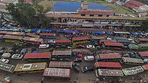 এক দুপুরের যানজটে নাস্তানাবুদ নগরবাসী