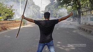 ঢাবি: গায়েবানা জানাজার পর মিছিলের চেষ্টা, ফের পুলিশের সাউন্ড গ্রেনেড