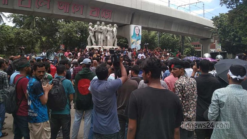 ঢাবিতে জড়ো হচ্ছেন কোটাবিরোধীরা, বিকেলে ছাত্রলীগের সমাবেশ