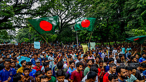 দাবি আদায়ে সড়কে কোটাবিরোধীরা