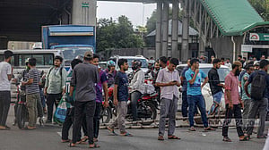 অবরোধে অচল ঢাকার সড়কে পদে পদে ভোগান্তি