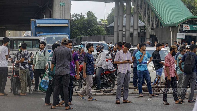 অবরোধে অচল ঢাকার সড়কে পদে পদে ভোগান্তি