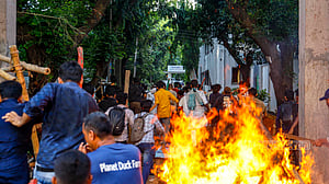 সব কলেজ-বিশ্ববিদ্যালয় বন্ধ, হল ত্যাগের নির্দেশ