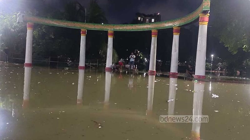 রাতেও পানির নিচে রবীন্দ্র সরোবর মঞ্চ