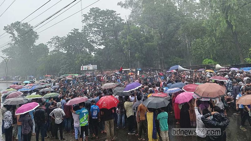 কোটা পদ্ধতি সংস্কারের দাবিতে মহাসড়ক অবরোধ রাবি শিক্ষার্থীদের