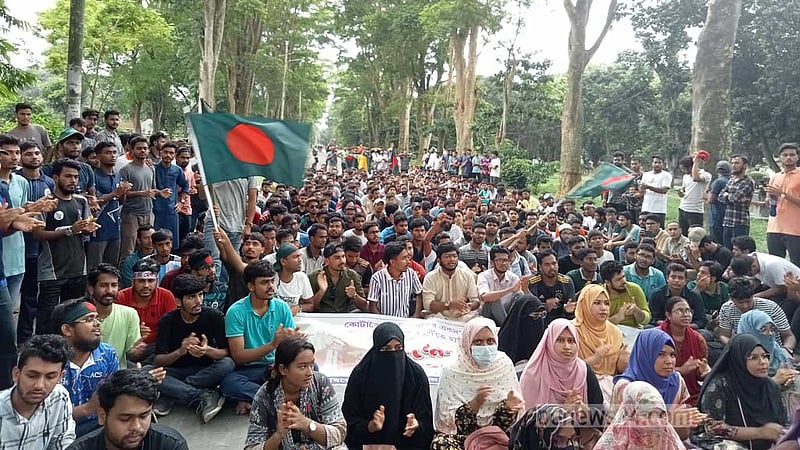 কোটা আন্দোলনকারীদের ওপর হামলার প্রতিবাদে রাবিতে বিক্ষোভ