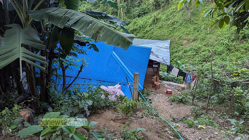 পাহাড় ধস: বৃষ্টিতে আশ্রয়কেন্দ্রে যাওয়ার চাপ, স্থায়ী সমাধান কই