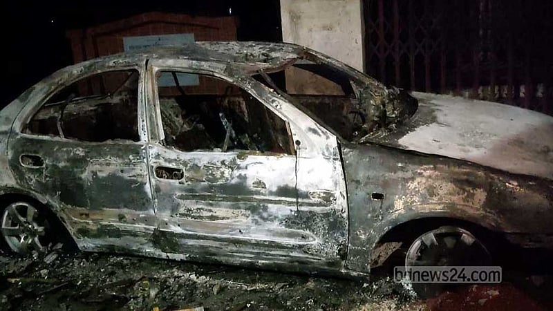 বেরোবি উপাচার্যর বাসভবনে ভাঙচুর, ছাত্রলীগ সভাপতির গাড়ি-বাইকে আগুন