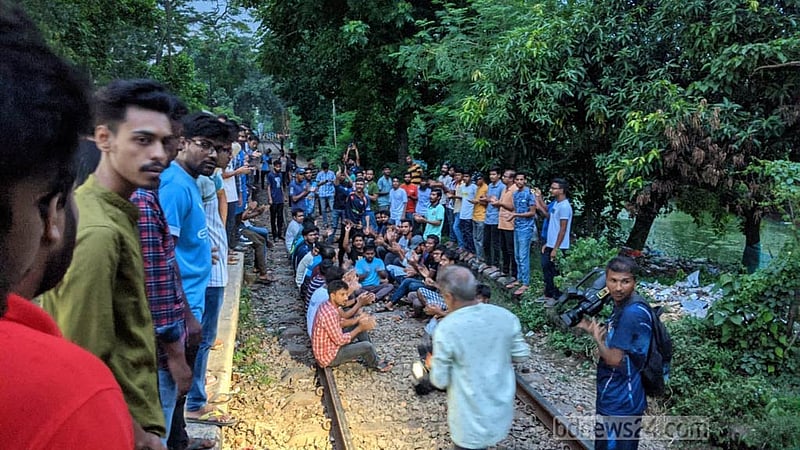 কোটা: চট্টগ্রাম-কুমিল্লায় হামলার প্রতিবাদে রাবি শিক্ষার্থীদের রেলপথ অবরোধ